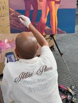 Camisa de waffle color crema con cuello polo, mangas cortas y bordado marrón en la espalda.