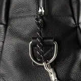 Bolso de viaje negro de cuero, con doble asa de mano y correa al hombro regulable con inscripción "Extra Large". Tiene doble cierre superior con tiradores de cordón, dos bolsillos laterales con cierre y dos bolsillos laterales abiertos. Interior forrado en tela de algodón y poliéster con un bolsillo con cierre y dos bolsillos abiertos. Herrajes plateados y logo "XL" en el frente.