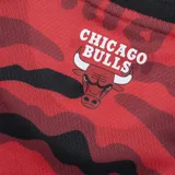 Musculosa de básquet azul con estampado camuflado, logo de la NBA en el hombro y diseño con el puente Golden Gate y el nombre del equipo.