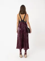 Vestido largo negro con lentejuelas y detalles de encaje, con tirantes finos y escote en V.