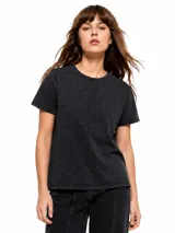 Remera gris oscuro con efecto acid wash y pequeños tachas plateadas distribuidas por toda la prenda.