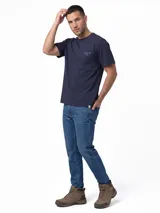 Remera Caterpillar de color azul marino, de manga corta y cuello redondo. Cuenta con un pequeño gráfico bordado en el pecho y un parche de la marca en el borde inferior.