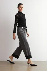 Media polera de encaje negro con cuello alto y mangas largas, de diseño ajustado.