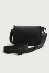 Bandolera de tejido técnico liso en color negro, con compartimento principal con cierre de imán y asa de hombro ajustable con detalle de cordón.