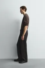 Camiseta de manga larga con corte relajado, confeccionada en algodón con acabado mercerizado y cuello redondo acabado en rib.