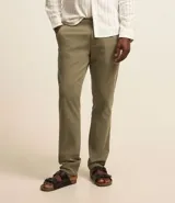 Pantalón de sarga para hombre, de corte recto y diseño básico. Cuenta con cintura fija con trabillas para cinturón, cierre frontal con cremallera y botón, y bolsillos laterales y traseros.