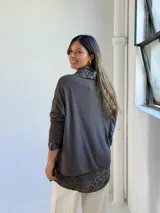 Sweater de punto color chocolate con diseño de capas, que incluye una camisa interior con estampado animal print visible en el cuello, puños y ruedo.