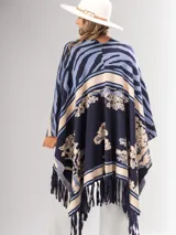 Ruana abierta con estampado de cebra y motivos florales, terminada en flecos.