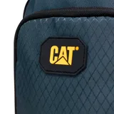 Bandolera Caterpillar Voyager Shoulder Bag de color gris oscuro, con diseño compacto de textura romboidal y correa ajustable negra. Cuenta con bolsillo frontal con cierre y parche con el logo de la marca en amarillo.