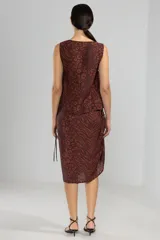 Musculosa marrón con estampado animal print, de tejido aireado y lazos laterales para un calce regulable.