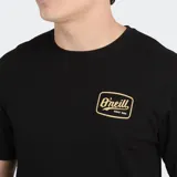 Remera de manga corta color beige, con cuello redondo y pequeño logo de la marca estampado en el pecho.