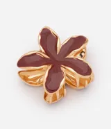 Pinza para el pelo de metal con diseño en forma de flor y centro esmaltado en tono bordó, con estructura dorada brillante.