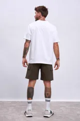 Bermuda color beige con bolsillos cargo laterales y cordón ajustable en la cintura.