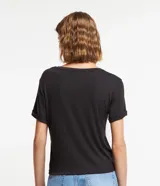Blusa básica de cuello redondo y manga corta con detalle de dobladillo, confeccionada en tejido de viscosa con elastano.