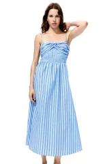 Vestido midi de algodón liviano con estampado de rayas azules y blancas, breteles spaghetti ajustables, escote corazón, cuerpo en punto smock y busto con diseño cruzado.
