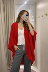 Ruana abierta de tejido liviano con caída fluida y textura sutil, diseñada con un corte amplio y versátil que envuelve el cuerpo.