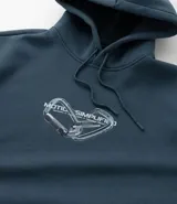 Buzo con capucha de corte relajado, confeccionado en algodón con felpa. Presenta bolsillo tipo canguro, cordón ajustable en la capucha y estampa gráfica de lettering en el pecho.
