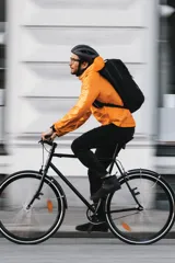 Mochila Thule Paramount de 27 litros, diseñada para uso urbano y ciclismo. Cuenta con compartimento flotante para laptop de hasta 16 pulgadas, materiales impermeables, cierres recubiertos y bolsillo frontal expandible para casco. Incluye panel trasero ventilado, correas ergonómicas con correa esternal y detalles reflectivos para mayor visibilidad.