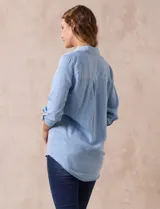 Blusa celeste de lyocell con cuello con solapa, escote en V y cierre con botones. Tiene un bolsillo en el pecho, mangas 3/4 con puño y botón.