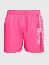 Short de baño rosa con cintura elástica ajustable con cordón. Estampado vertical con el logo de Tommy Hilfiger en la pierna derecha.