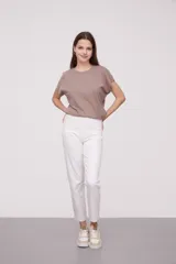 Pantalon de jean blanco, de corte skinny y tiro alto, con cierre frontal y bolsillos laterales.
