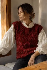 Chaleco tejido artesanalmente en lana merino, color bordó, con diseño de relieve texturizado, cuello redondo y corte relajado.