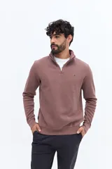 Buzo de algodón color azul marino con medio cierre frontal y cuello alto. Presenta un pequeño logo bordado en el pecho.