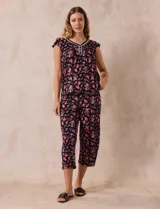 Conjunto de pijama marca René Rofé, compuesto por una remera de escote en V con botones y un pantalón capri con cintura elastizada, ambos en tejido soft estampado con motivos florales en tonos celeste y blanco.