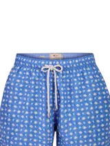 Short de baño azul con estampado de peces y caracoles, cintura elástica con cordón ajustable gris y bolsillos laterales.