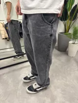 Jean de corte baggy con efecto lavado, color gris oscuro, con bolsillos laterales y traseros.