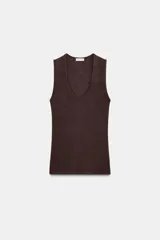 Camiseta de manga sisa y escote redondo, corte ajustado al cuerpo (slim fit). El tejido presenta un efecto jaspeado en tonos marrones oscuros.