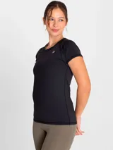 Remera deportiva negra de manga corta y cuello redondo, con logo pequeño en el pecho.