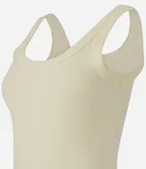 Musculosa básica de canalé azul marino, con escote redondo amplio y breteles anchos, de corte ajustado al cuerpo.