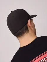 Gorra tipo visera Rusty de ripstop color negro, con logo bordado en el frente.
