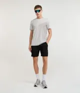 Bermuda deportiva masculina de corte estándar, color negro, con cintura elástica ajustable mediante lazo y detalle de estampa heat print.