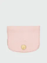 Tarjetero Longchamp de cuero texturizado en color rosado, con diseño minimalista, bordes redondeados y cierres de broche metálicos en tono dorado.
