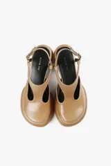 Zapato de cuero color caramelo con diseño de sandalia, taco ancho cilíndrico, plataforma redondeada y pulsera con hebilla lateral.