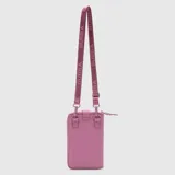 Cartera tipo porta pasaporte de diseño minimalista y compacto, color negro, con cierre perimetral y correa ajustable con logo de la marca estampado.