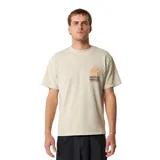 Remera Critical Slide de manga corta, color beige, con pequeño estampado gráfico en el pecho con texto y motivos en tonos naranjas y marrones.
