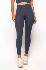 Calza deportiva de tiro alto en color gris oscuro, confeccionada en tejido técnico con costura frontal y diseño minimalista.