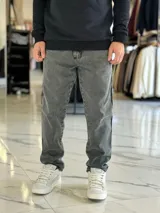 Pantalón de jean gris con lavado ácido, corte holgado de estilo oversize y diseño recto.