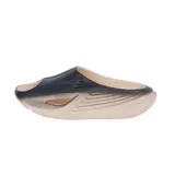 Sandalias tipo slipper cerradas en la parte delantera con abertura en la punta, color negro con plantilla color beige claro. Presentan un diseño ergonómico con textura acanalada en la parte superior y suela con relieve.