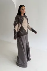 Sweater de tejido de punto con diseño de rombos en tonos chocolate y beige, de corte holgado y manga larga.