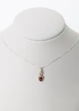 Collar con cadena de plata 925 y dije ovalado con piedra granate.