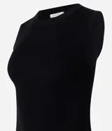 Blusa sin mangas color beige confeccionada en tejido de punto con textura acanalada y cuello redondo.