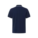 Remera polo Lacoste de manga corta en color azul marino, con detalles en blanco en el cuello y en los bordes de las mangas. Cuenta con un bolsillo frontal en el pecho adornado con ribete blanco y el clásico logotipo del cocodrilo bordado, además de cierre frontal con botones.