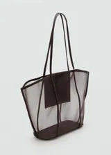 Bolso tipo shopper de tamaño grande con diseño semitransparente de malla y detalles en material sintético. Cuenta con doble asa larga y cierre de botón magnético.
