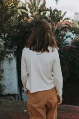 Remera manga larga color verde seco, de corte recto y cuello redondo.