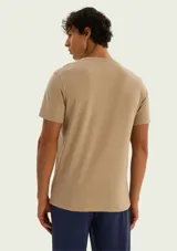 Remera básica de manga corta y cuello en V, de color azul, con diseño liso y corte clásico.