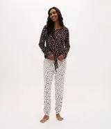Pijama largo compuesto por blusa de manga larga con lazo ajustable en el bajo y pantalón tipo jogger con cintura elástica. Presenta un diseño bicolor con estampado de mini corazones en toda la prenda.